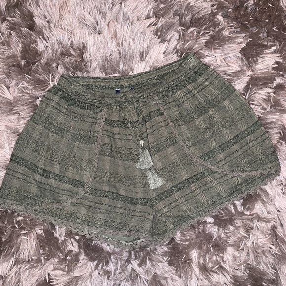 American Eagle Outfitters Pants - 💫2/$10💫 AEO NWT Green Tribal Print Flowy Shorts XS